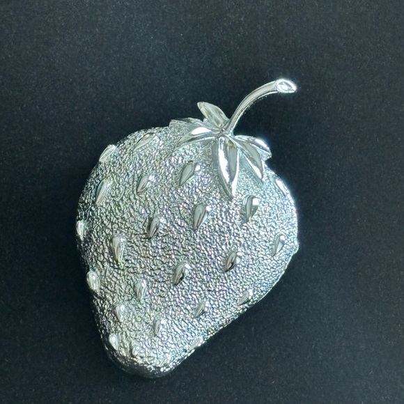 Sarah Coventry 1968 Silver toned Strawberry Brooch - Picture 3 of 7